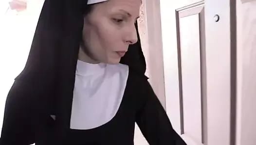 Parmaklayarak boşaltıyor kara peynir rahibe